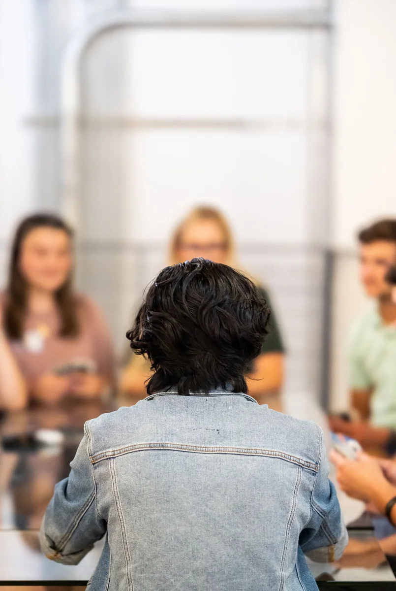 Jeunes adultes réunis autour d’une discussion