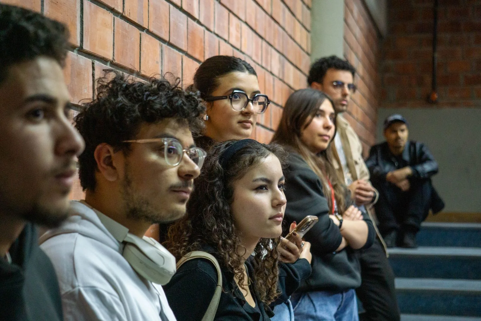 Groupe de jeunes attentifs lors d’une rencontre